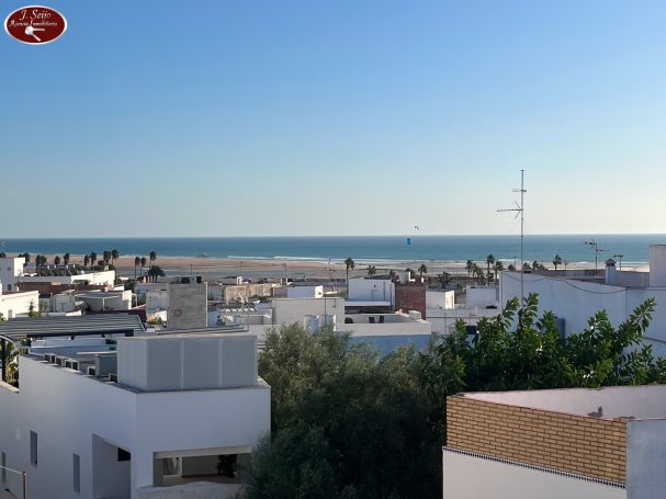 Vistas de la playa de Conil desde el techo de la propiedad.
