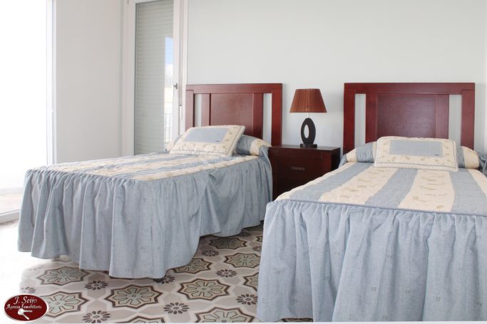 Dormitorio secundario que cuenta con una gran terraza