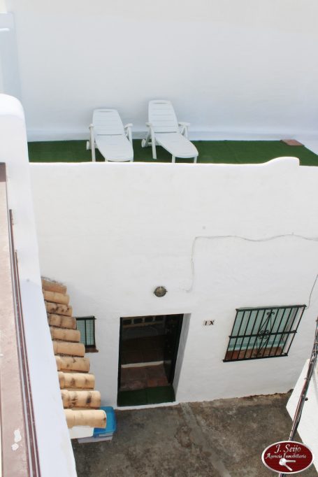 Vistas de la fachada de la casa en típico patio del centro de Conil