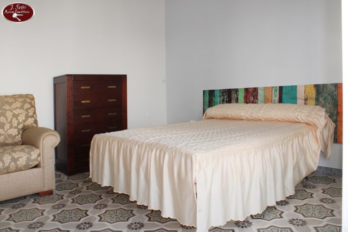 Dormitorio principal que cuenta con una terraza