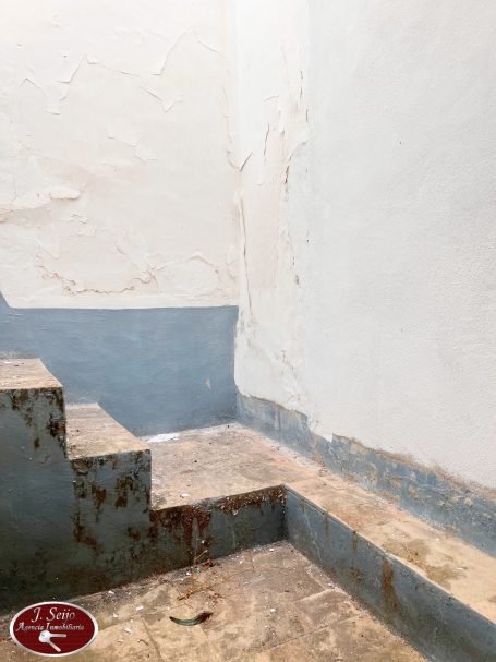 Escaleras del patio que dan acceso a la planta primera.