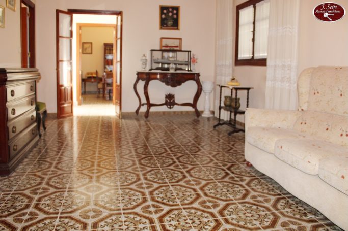 Salon desde el que se ve el despacho al fondo