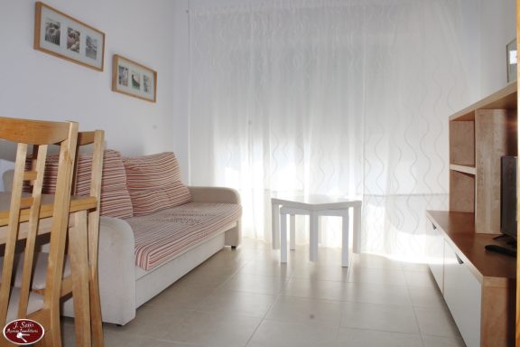 Vista central del salon donde se observa en el fondo un gran ventanal