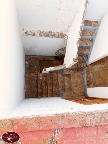 Vistas de las escaleras desde el techo de la vivienda.